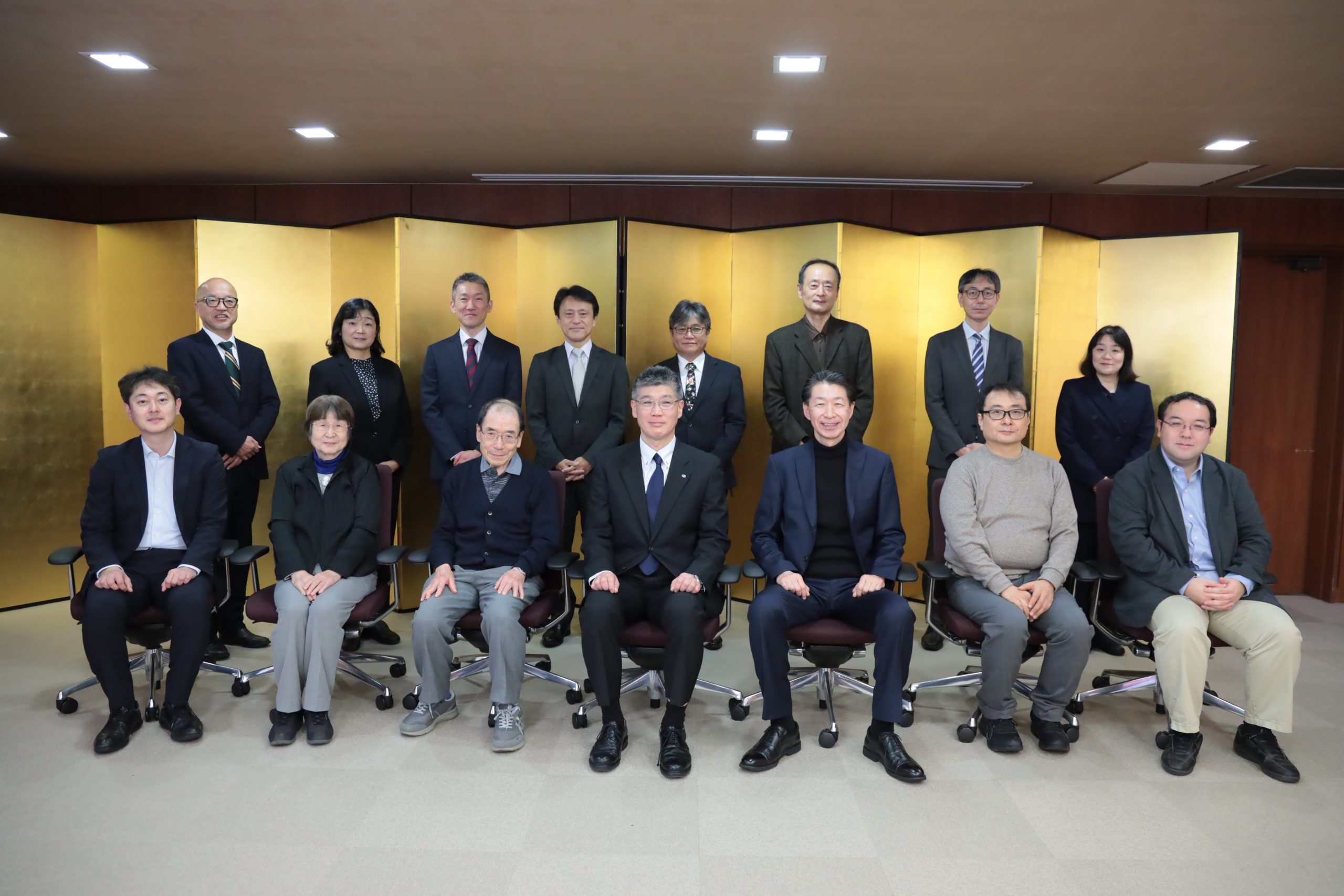寄附者の方々と浅井機構長（前列中央）、 足立寄附金担当理事（後列左端）との記念撮影